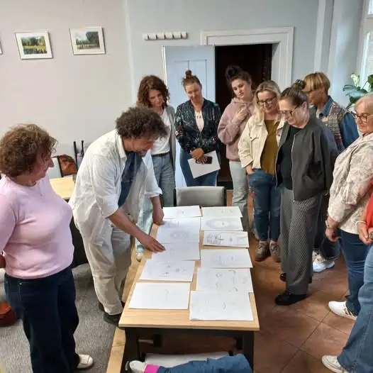 Karykatura w bibliotece – warsztaty z Szymonem Telukiem w Gminie Doruchów