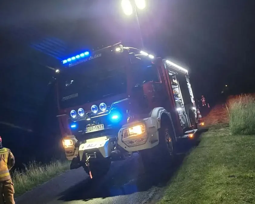 Kolizja dwóch aut w Kaliszkowicach Kaliskich. Na miejscu strażacy i policja