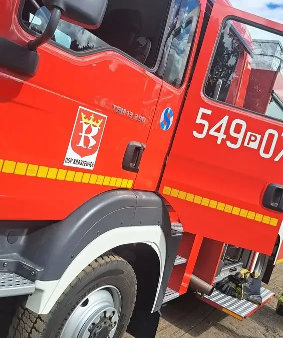 Strażacy z Kraszewic usunęli niebezpieczny konar nad budynkiem
