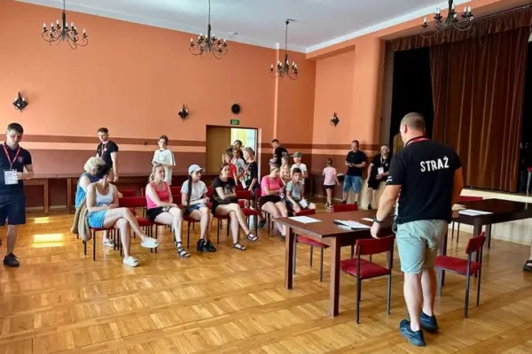 Pierwsze wakacyjne spotkanie z OSP Mikstat za nami – dzieci poznały pracę strażaka