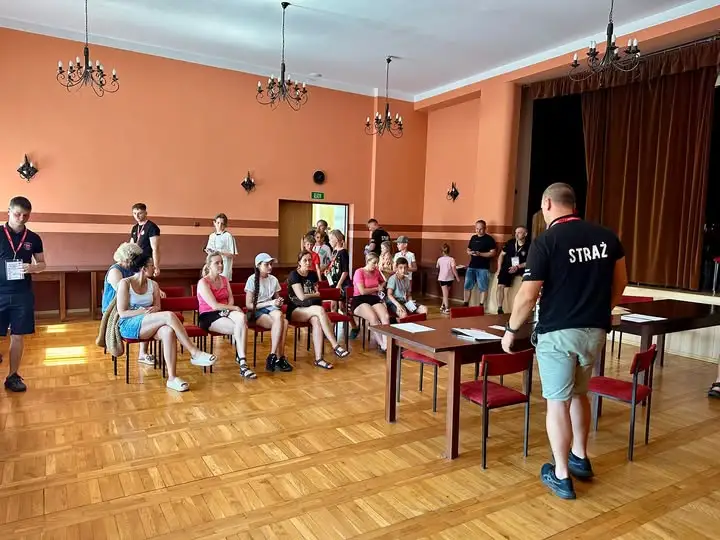 Pierwsze wakacyjne spotkanie z OSP Mikstat za nami – dzieci poznały pracę strażaka