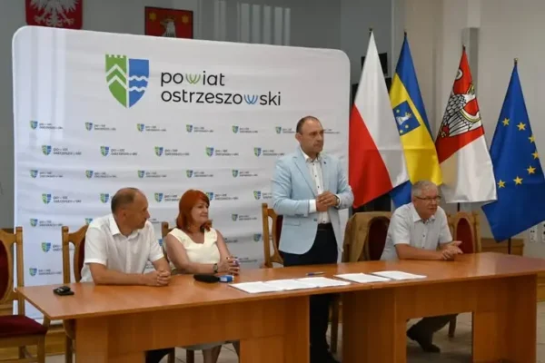 Powiat ostrzeszowski podpisał umowy na modernizację dróg za prawie 5 mln zł