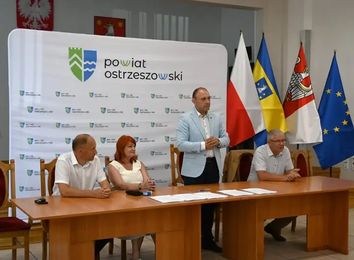 Powiat ostrzeszowski podpisał umowy na modernizację dróg za prawie 5 mln zł