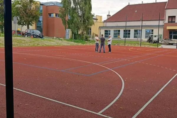 Nowe boisko sportowe w Mikstacie gotowe przed terminem