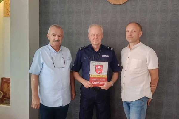 Mikstat przekazuje 105 tys. zł na wsparcie policji – nowy samochód i nowa siedziba