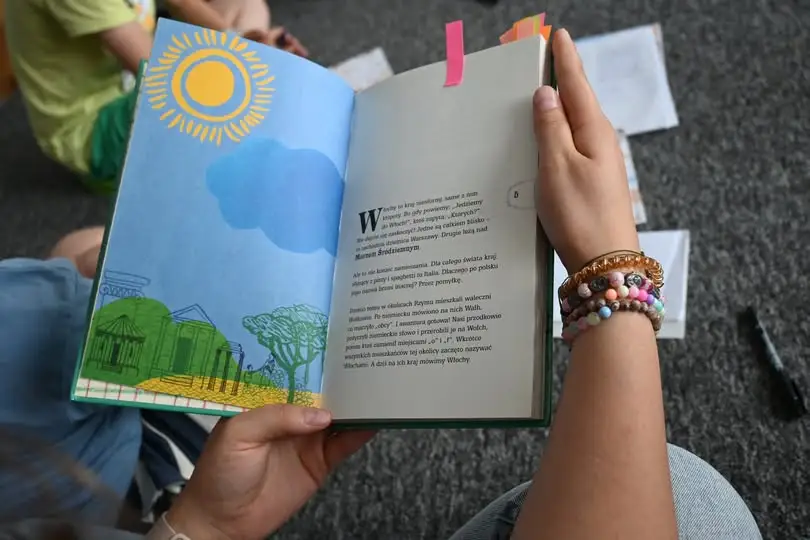 Wakacyjna podróż dookoła świata w bibliotece w Ostrzeszowie – relacja z pierwszego tygodnia