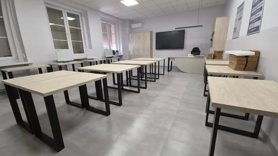 Nowoczesna pracownia komputerowa w ZS1 Ostrzeszów – meble wykonane przez uczniów