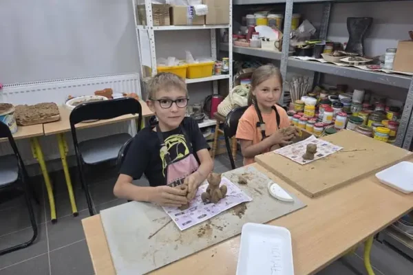 Wakacje z COOLturką – kreatywne warsztaty dla dzieci w Ostrzeszowie