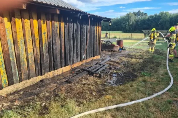 Pożar budynku gospodarczego w Jaźwinach – szybka akcja strażaków