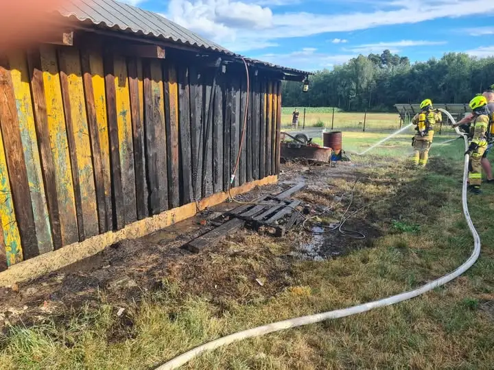 Pożar budynku gospodarczego w Jaźwinach – szybka akcja strażaków