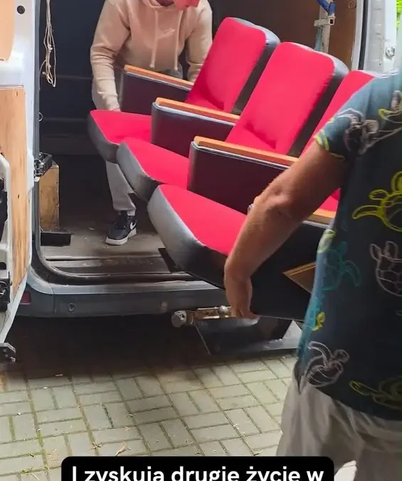 Kultowe fotele kinowe z Ostrzeszowa do zabrania za dobrowolną darowiznę