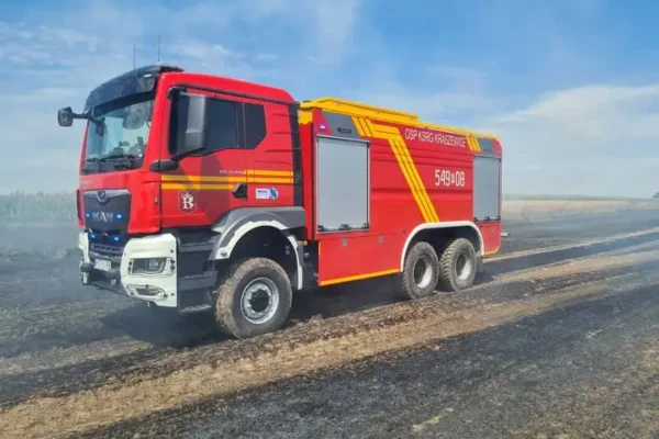 Pożar ścierniska w gminie Kraszewice – strażacy walczyli z ogniem na hektarze
