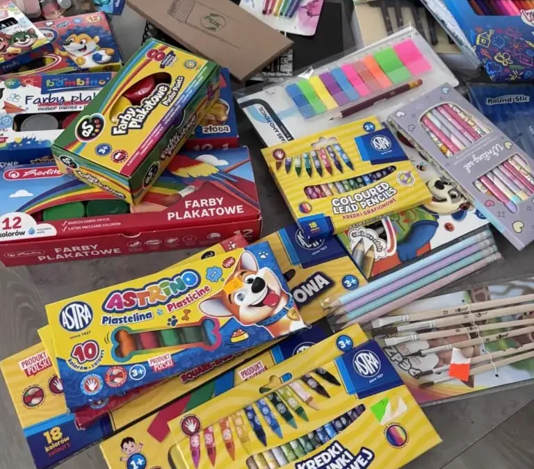 Szkolna zbiórka artykułów papierniczych – pomoc dla dzieci z Pleszewa