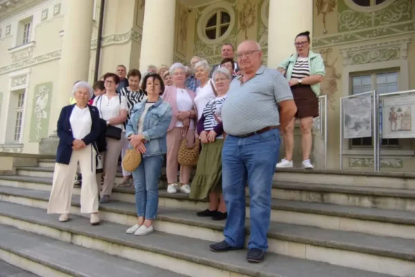 Seniorzy z Mikstatu zwiedzali Pałac Lipskich w Lewkowie