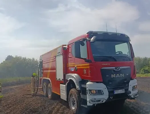 Pożar ścierniska w Giżycach – strażacy z OSP Kraszewice w akcji