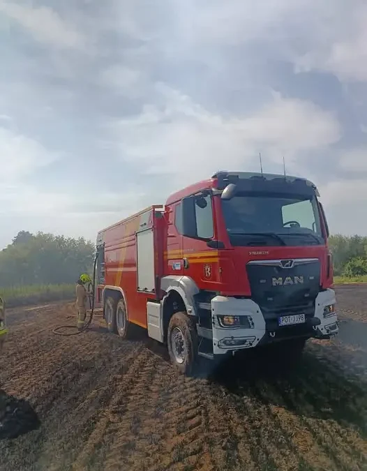 Pożar ścierniska w Giżycach – strażacy z OSP Kraszewice w akcji