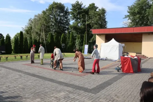 Teatr Ewolucji Cienia w Kraszewicach: komedia o PRL-u rozbawiła publiczność