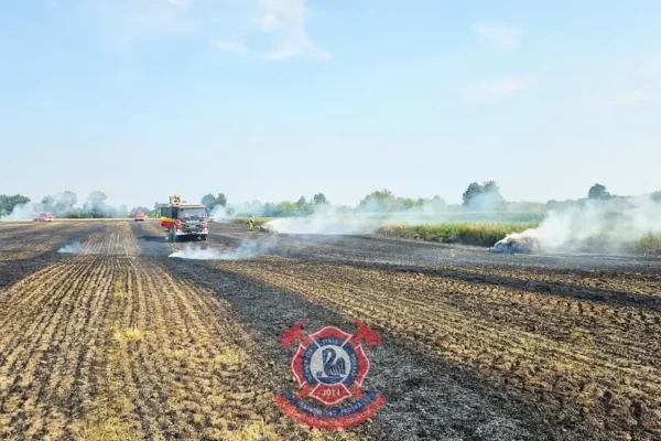 Pożar ścierniska i balotów w Giżycach – strażacy z kilku jednostek w akcji