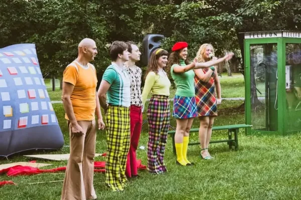 Wieczór pełen śmiechu i refleksji – spektakl „Dobrze, lepiej, katastrofa” oczarował publiczność