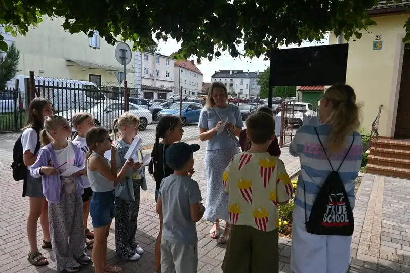Wakacyjne podróże w bibliotece: od lokalnych tajemnic po Hiszpanię