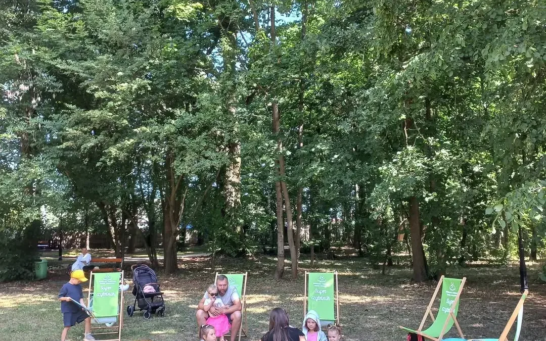 Letnie czytanie na polanie: ciasteczka, berek i książkowe przygody