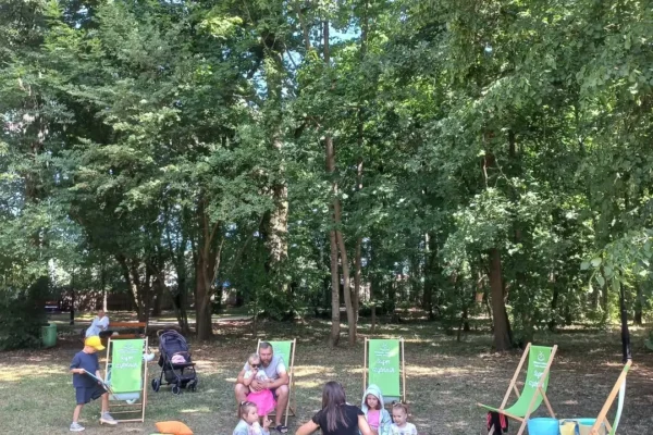 Letnie czytanie na polanie: ciasteczka, berek i książkowe przygody