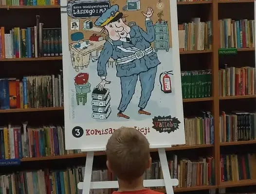 Wakacyjna zabawa w bibliotece w Doruchowie – wystawa i zagadki dla dzieci