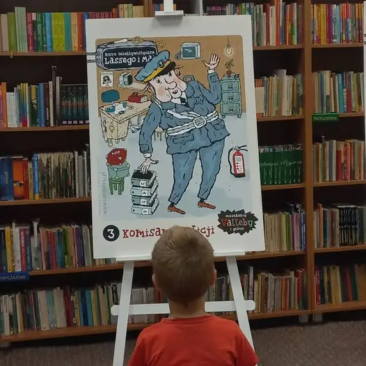 Wakacyjna zabawa w bibliotece w Doruchowie – wystawa i zagadki dla dzieci