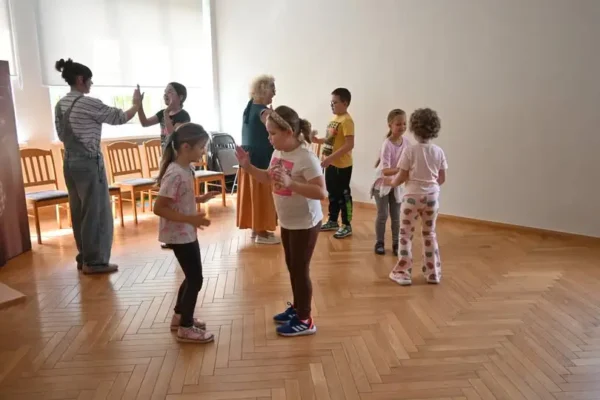 Lato w bibliotece: dzieci stworzyły teatralny pokaz „Tajemnica pasterza”