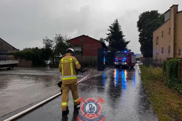 Strażacy z Grabowa nad Prosną usuwali skutki ulewnych deszczy