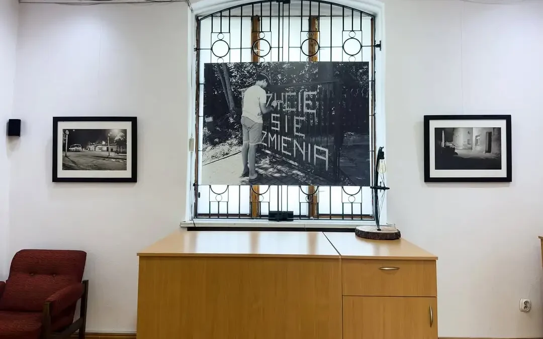 Wystawa fotografii Bartłomieja Szmaja w Ostrzeszowie – podróż w czasie od lat 90. do dziś