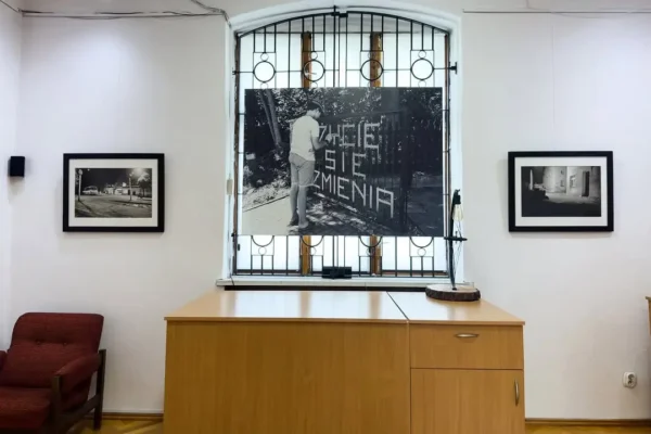 Wystawa fotografii Bartłomieja Szmaja w Ostrzeszowie – podróż w czasie od lat 90. do dziś