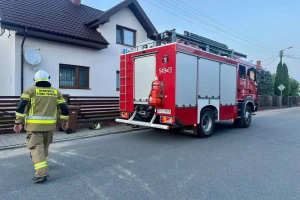Iskrzący słup energetyczny w Mikstacie – interwencja służb