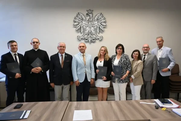 Trzynastu nauczycieli z powiatu ostrzeszowskiego otrzymało awans na stopień nauczyciela mianowanego