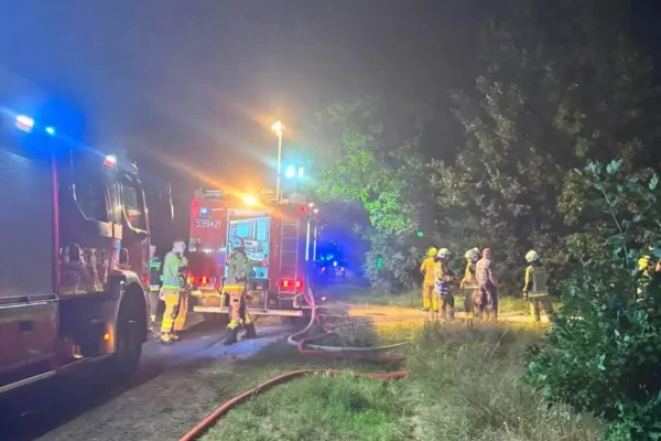 Pożar samochodu w Urbanach – interwencja strażaków z powiatu sieradzkiego