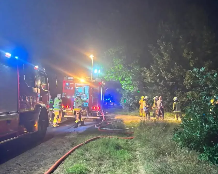Pożar samochodu w Urbanach – interwencja strażaków z powiatu sieradzkiego
