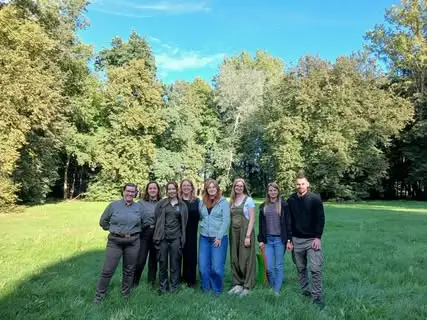 Leśnicy i laureaci konkursu odwiedzili bibliotekę w Doruchowie w ramach „Lasu poza cywilizacją”