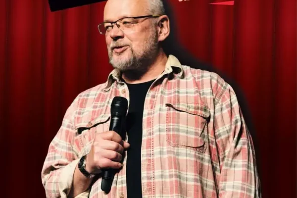 Piotr Bałtroczyk wystąpi w Ostrzeszowie – jesienny wieczór z humorem w OCK
