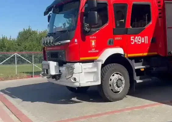 Rozsypany opał na DK 11 pod Ostrzeszowem. Interweniowały dwa zastępy straży pożarnej