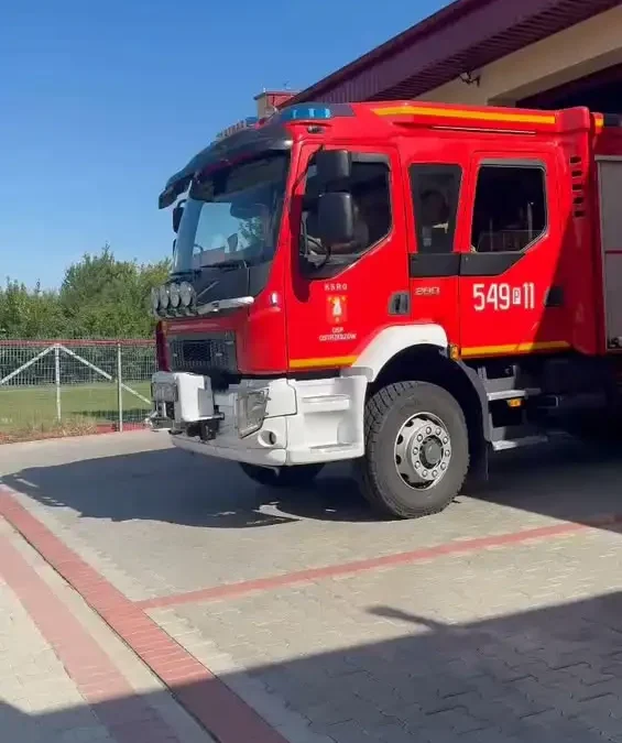 Rozsypany opał na DK 11 pod Ostrzeszowem. Interweniowały dwa zastępy straży pożarnej