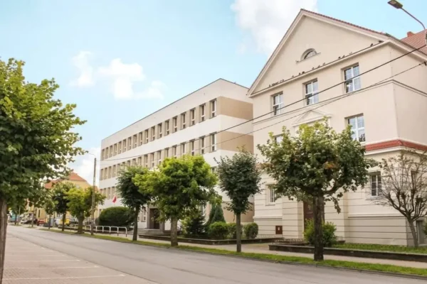 Nowa elewacja i mural w Szkole Podstawowej nr 2 w Ostrzeszowie