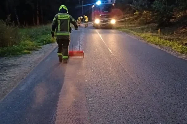 Plama oleju na jezdni w Jaźwinach. Interweniowali strażacy z OSP KSRG Kraszewice