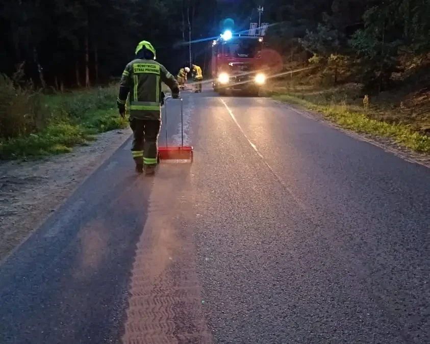 Plama oleju na jezdni w Jaźwinach. Interweniowali strażacy z OSP KSRG Kraszewice