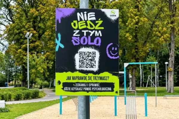 Ostrzeszów: tablica na skateparku z kodem QR do pomocy w kryzysie