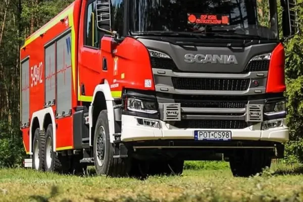 Ćwiczenia zgrywające strażaków z OSP i JRG Ostrzeszów w zakładzie produkcyjnym