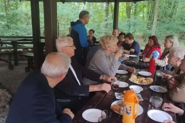 Seniorzy z Mikstatu na edukacyjnym spacerze w Przedborowie