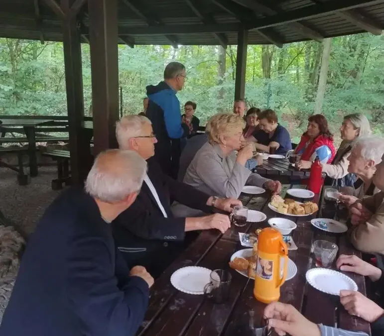 Seniorzy z Mikstatu na edukacyjnym spacerze w Przedborowie