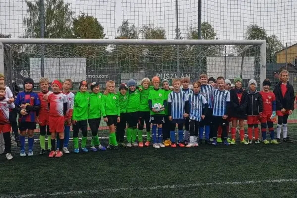 Turniej żaków w deszczu — sportowa rywalizacja i cenne doświadczenie
