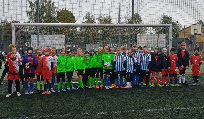 Turniej żaków w deszczu — sportowa rywalizacja i cenne doświadczenie