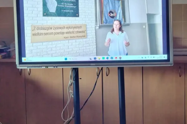Pierwszoklasiści odkrywają matematykę w szkolnych korytarzach